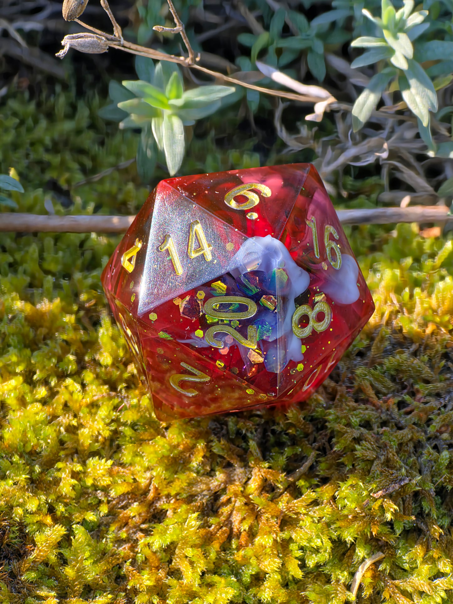 Polyedrischer D20 Chonk Würfel 35mm – Blood Mist Dice | Handmade DnD Würfel | Rot Weißer Nebel Gold – Gothic Fantasy Dice