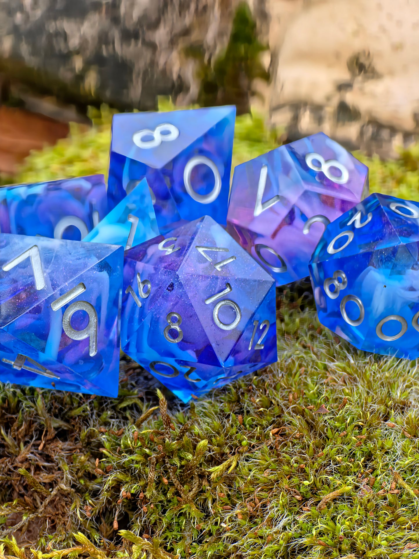 Polyedrisches Aurora Nebula DnD Würfelset 7 Stück – Mystic Sky Dice | Handgemachte Resin Würfel in Blau Lila Rosa mit Cloud Effekt | TTRPG D
