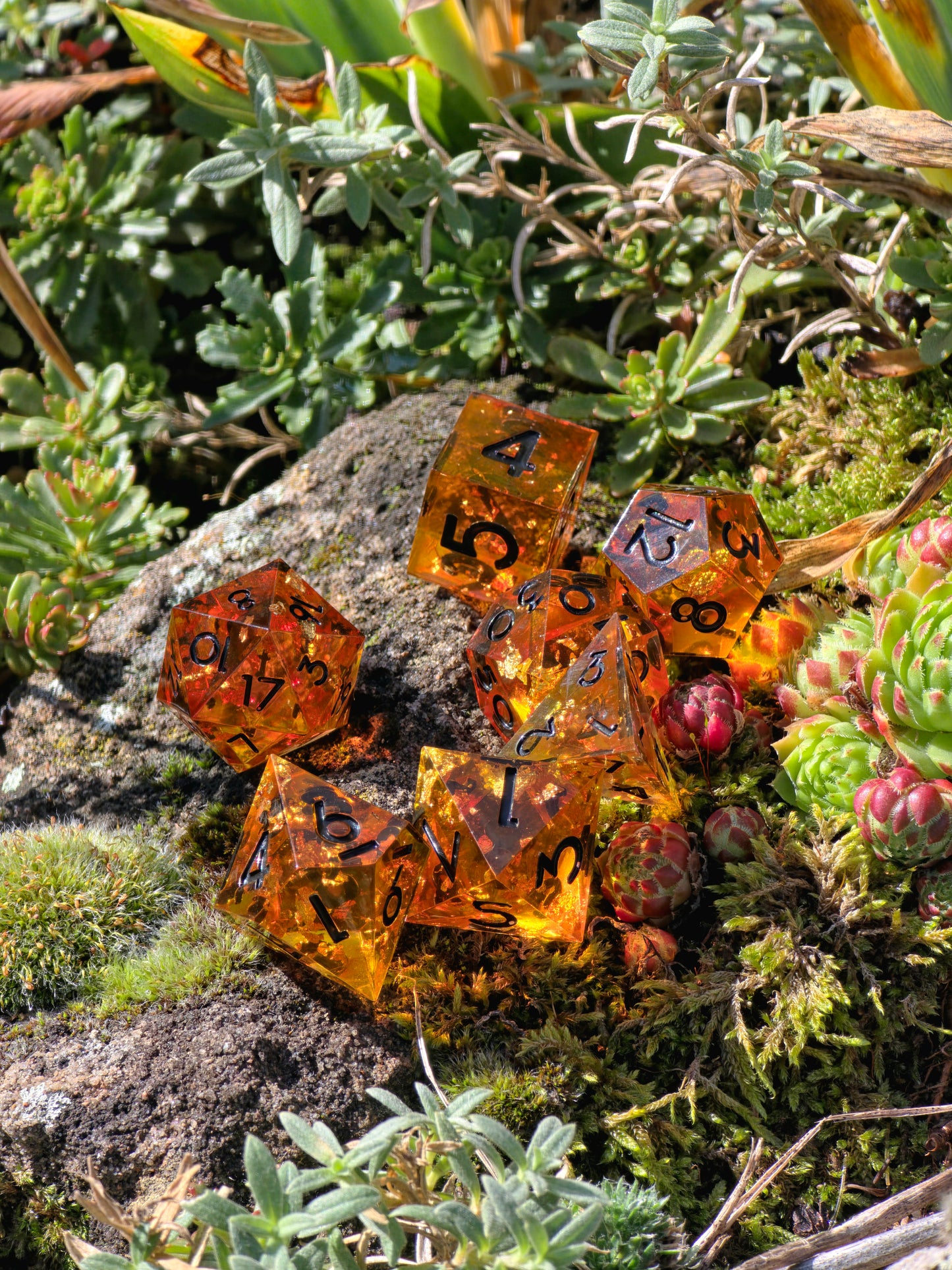 Polyedrisches DnD-Würfelset 7 Stück – Amber Glow Dice Set | Handgemachte Resin Würfel in Gold Orange Transparent mit Bernstein-Stil | TTRPG