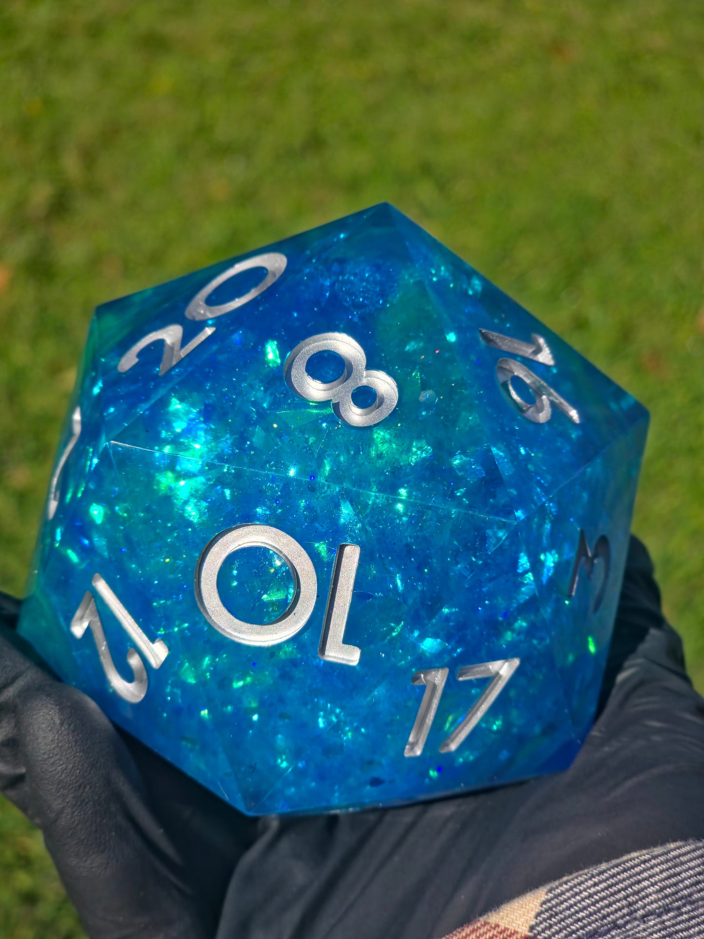 Polyedrischer Jumbo D20 Liquid Core Würfel 90–100 mm – Ocean Blue Türkis Glow Dice | Handgemachter XXL Resin Würfel mit Liquid Core Flüssig