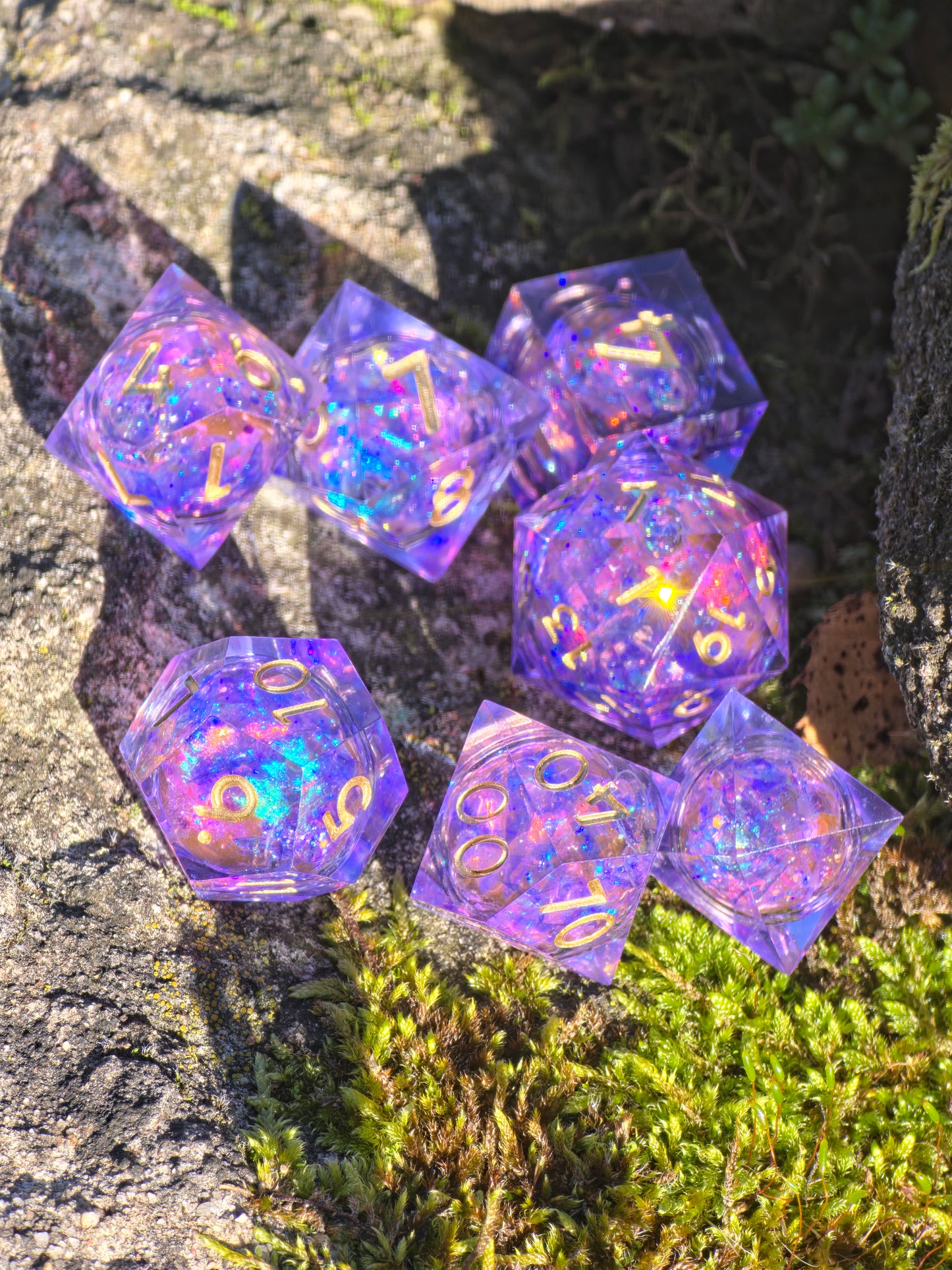 Polyedrischer Aurora Liquid Core DnD Würfelset 7 Stück – Amethyst Glow Dice | Handgemachte Resin Würfel mit Flüssigkern golden Zahlen TTRPG