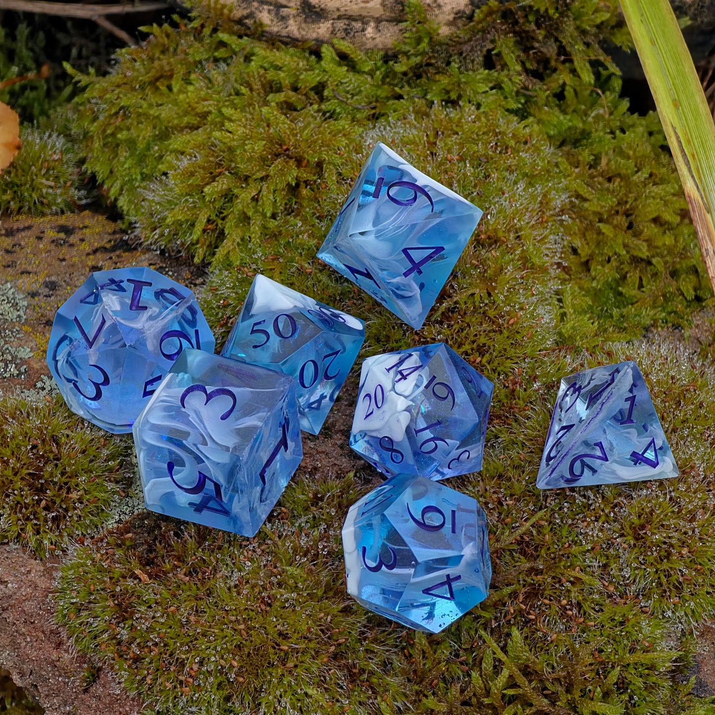 Handgemachtes DnD Würfelset 7 Stück – Polyedrische Resin Dice – Himmel im Hand, Wolken Design – Für Dungeons and Dragons, TTRPG & Sammler