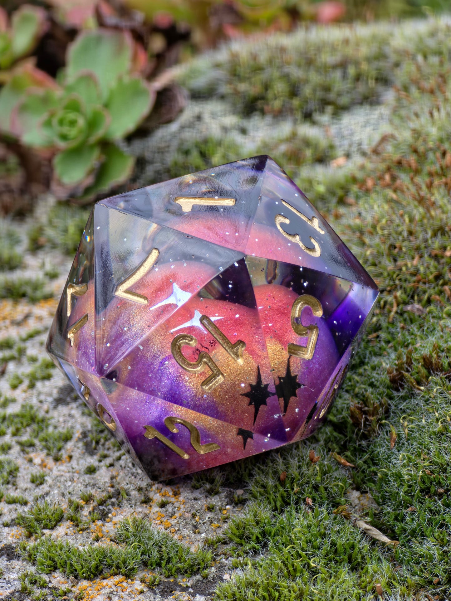 Planet Meteorite Galaxy D20 Würfel 35mm – Handgemachter Polyedrischer Resinwürfel mit goldenen Zahlen & Sternen | DnD Pen and Paper | Einzelwürfel