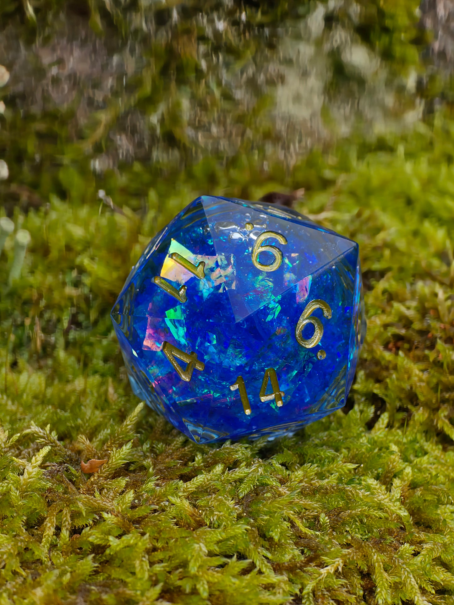 Chonk Polyedrischer D20 Würfel 35 mm – Liquid Core Blau mit goldenem Schimmer – Inspiriert von Arcane – Resin Würfel für DnD & TTRPG