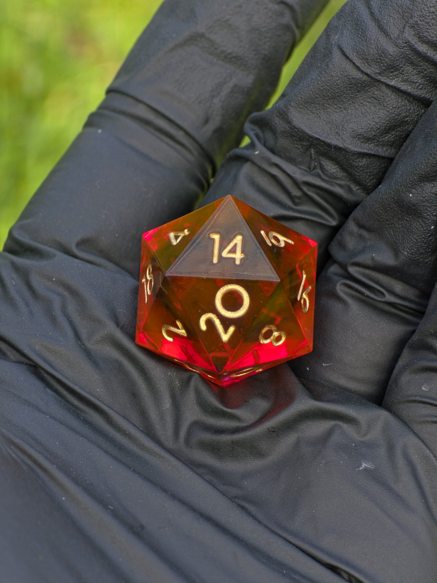 Polyedrischer Einzelner D20 – Fire Amber Cloud Dice | Handgemachter W20 Würfel aus Resin in Rot Gold Transparent mit schwarzem Cloud-Effekt
