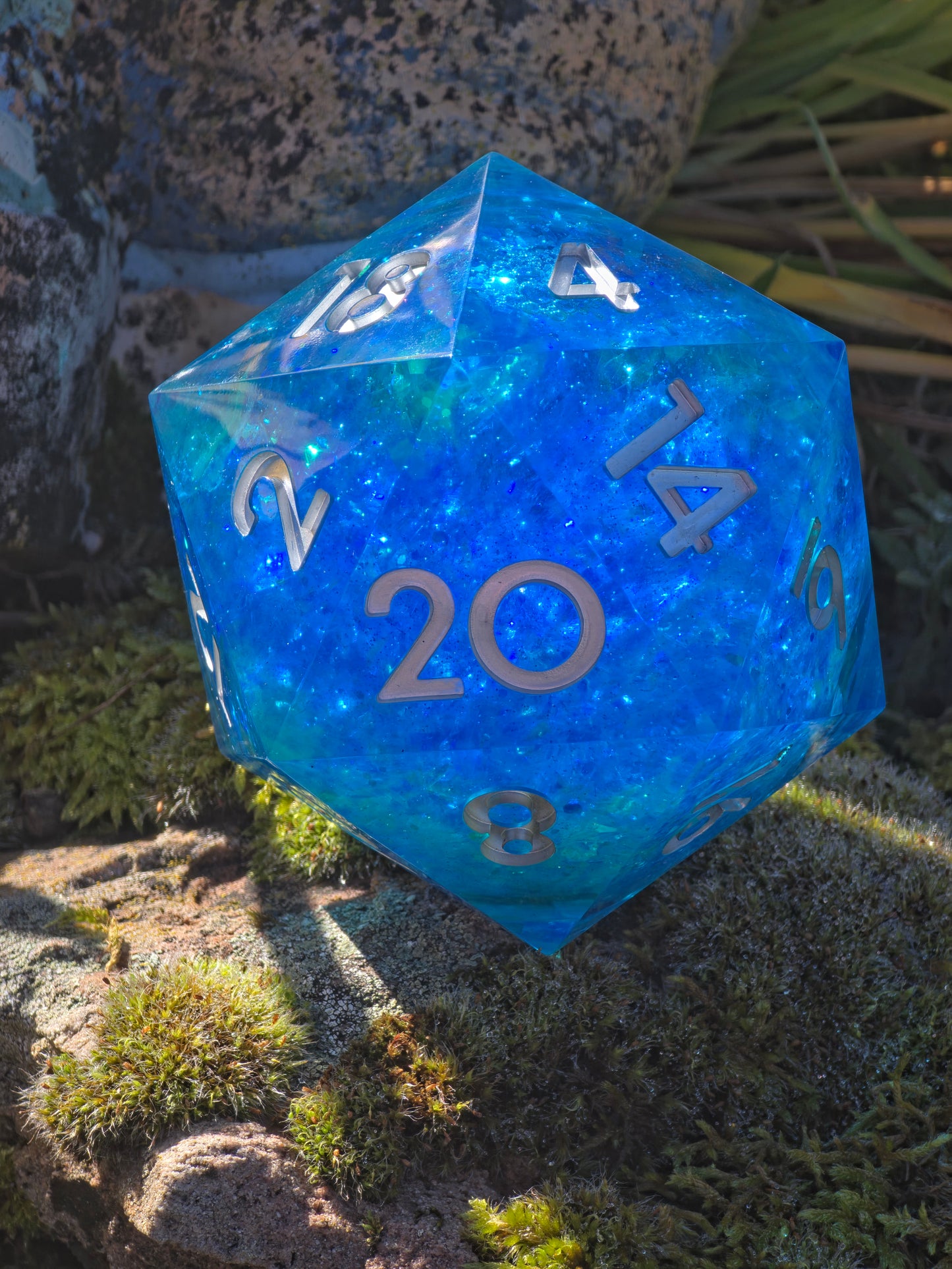 Polyedrischer Jumbo D20 Liquid Core Würfel 90–100 mm – Ocean Blue Türkis Glow Dice | Handgemachter XXL Resin Würfel mit Liquid Core Flüssig