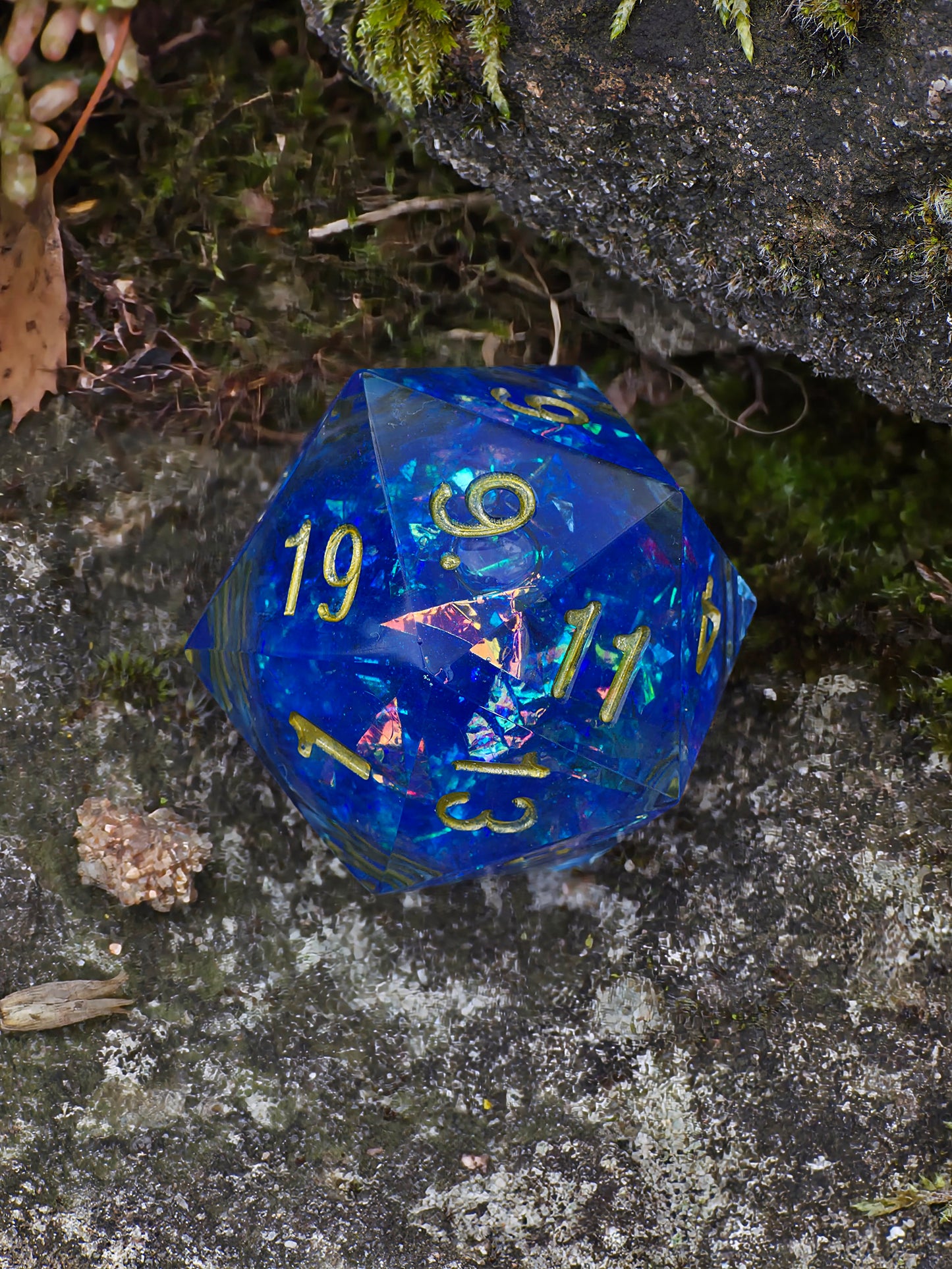 Chonk Polyedrischer D20 Würfel 35 mm – Liquid Core Blau mit goldenem Schimmer – Inspiriert von Arcane – Resin Würfel für DnD & TTRPG