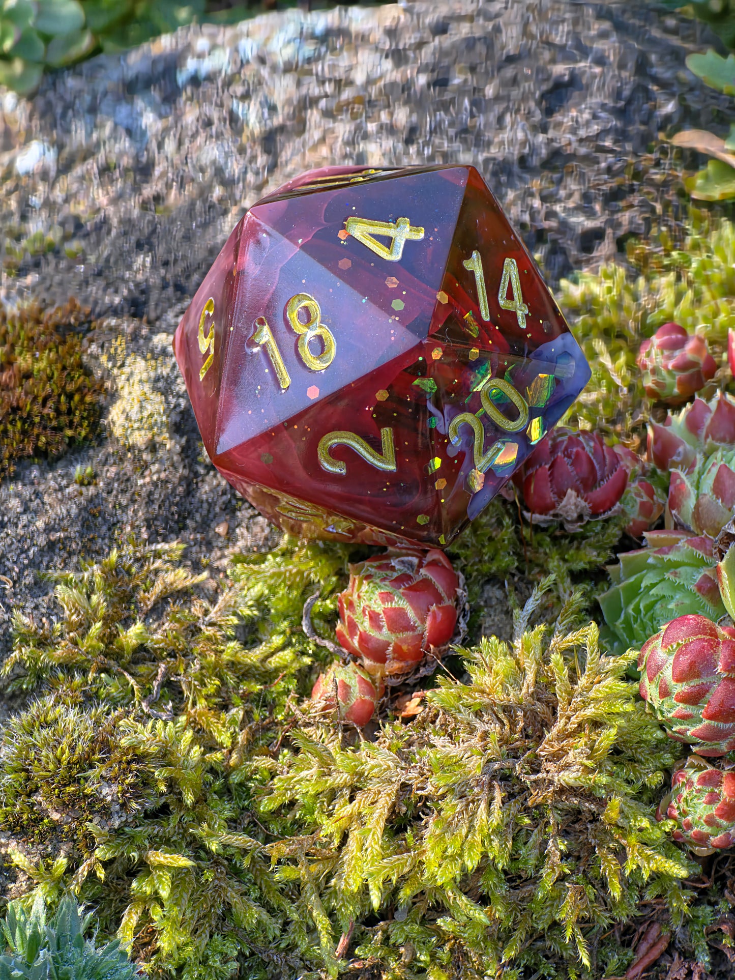 Polyedrischer D20 Chonk Würfel 35mm – Blood Mist Dice | Handmade DnD Würfel | Rot Weißer Nebel Gold – Gothic Fantasy Dice