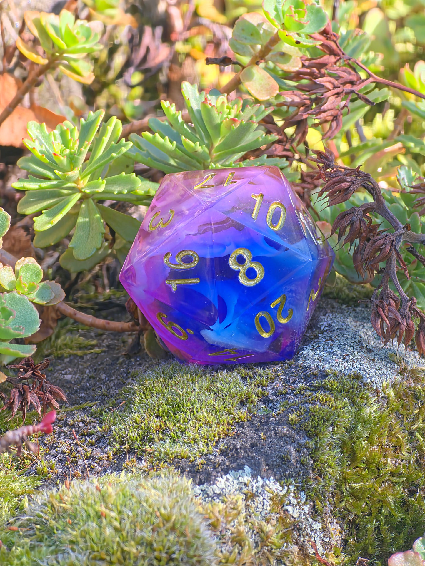 Polyedrischer Nebula Cloud D20 Würfel 35mm – L Format Chonk Dice | Handgemachter RPG Würfel in Blau & Violett, Galaxy Dice,dnd