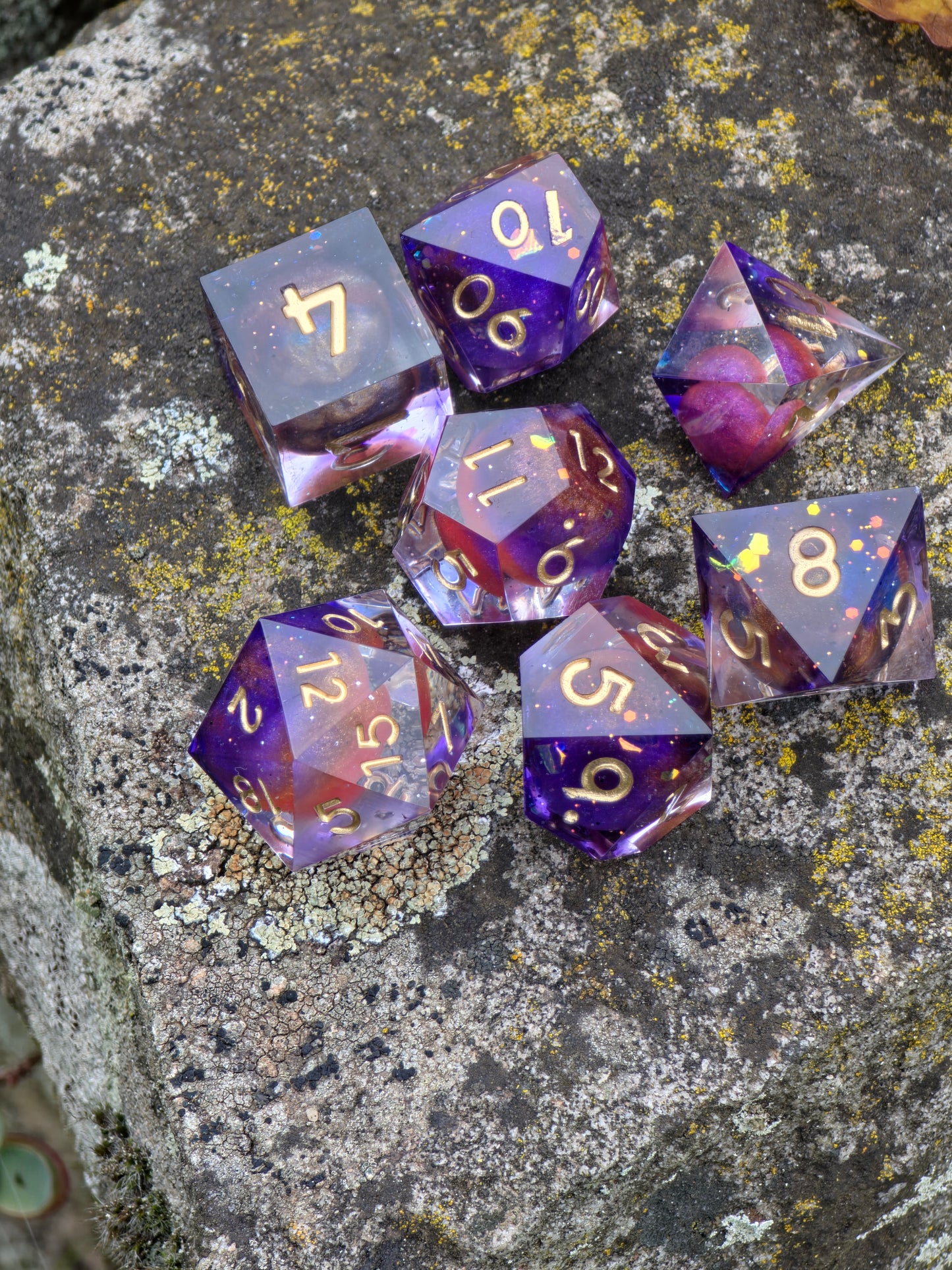 Polyedrischer Planeten Kosmos DnD Würfelset 7 Stück – Handgemachte Resin Dice mit Universum-Effekt & goldenen Zahlen | Galaxy Fantasy Würfel