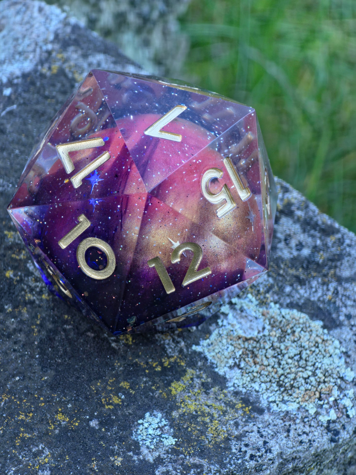 Polyedrischer D20 XL 55 mm – Planet Mars Dice | Handgemachter Resin Würfel mit Galaxie-Effekt & Goldzahlen | Universum Würfel für DnD, TTRPG