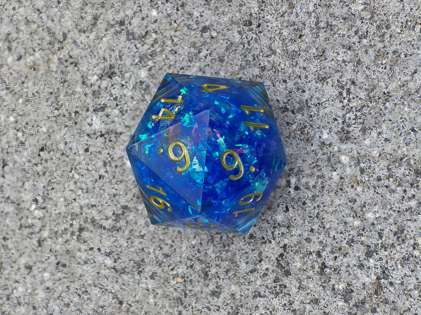 Chonk Polyedrischer D20 Würfel 35 mm – Liquid Core Blau mit goldenem Schimmer – Inspiriert von Arcane – Resin Würfel für DnD & TTRPG