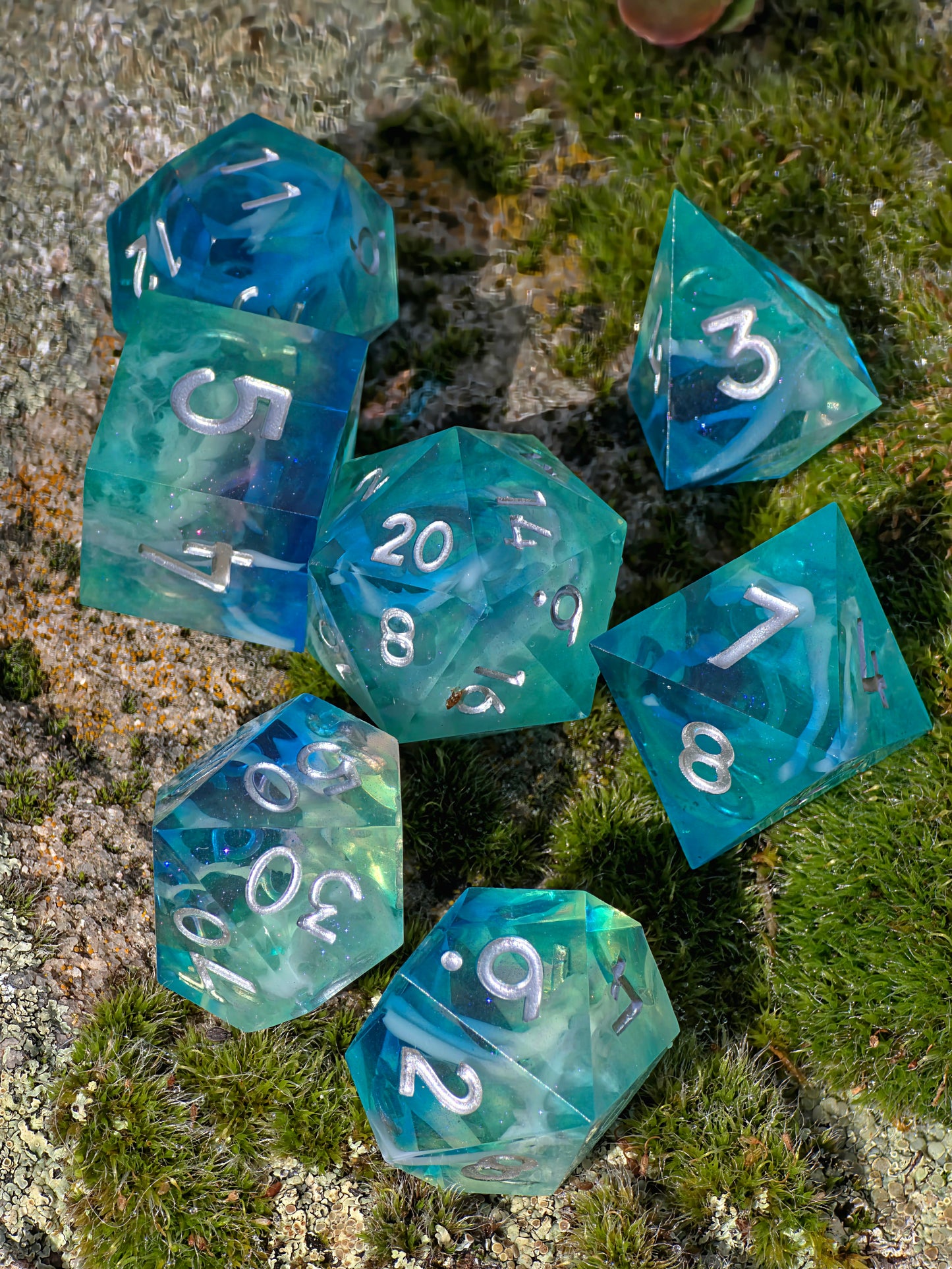 Polyedrischer DnD Würfelset 7 Stück – Ocean Mist Cloud Dice | Handgemachte Resin Würfel in Blau Türkis Zitronen Transparent mit Cloud-Effekt
