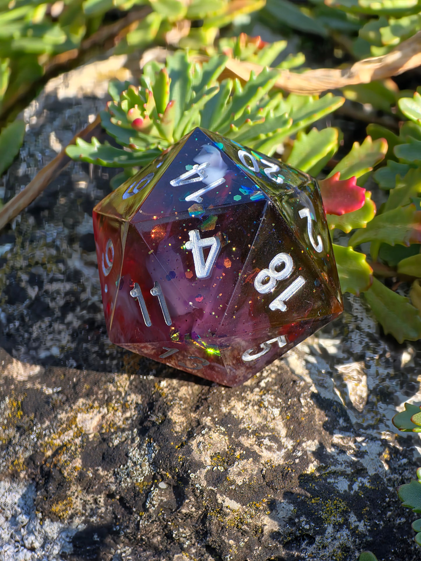 Polyedrischer D20 Chonk Würfel 35mm – Blood & Mist Dice | Handmade DnD Würfel | Vampir Gothic Fantasy Dice – Rot, Weißer Nebel, Schwarz