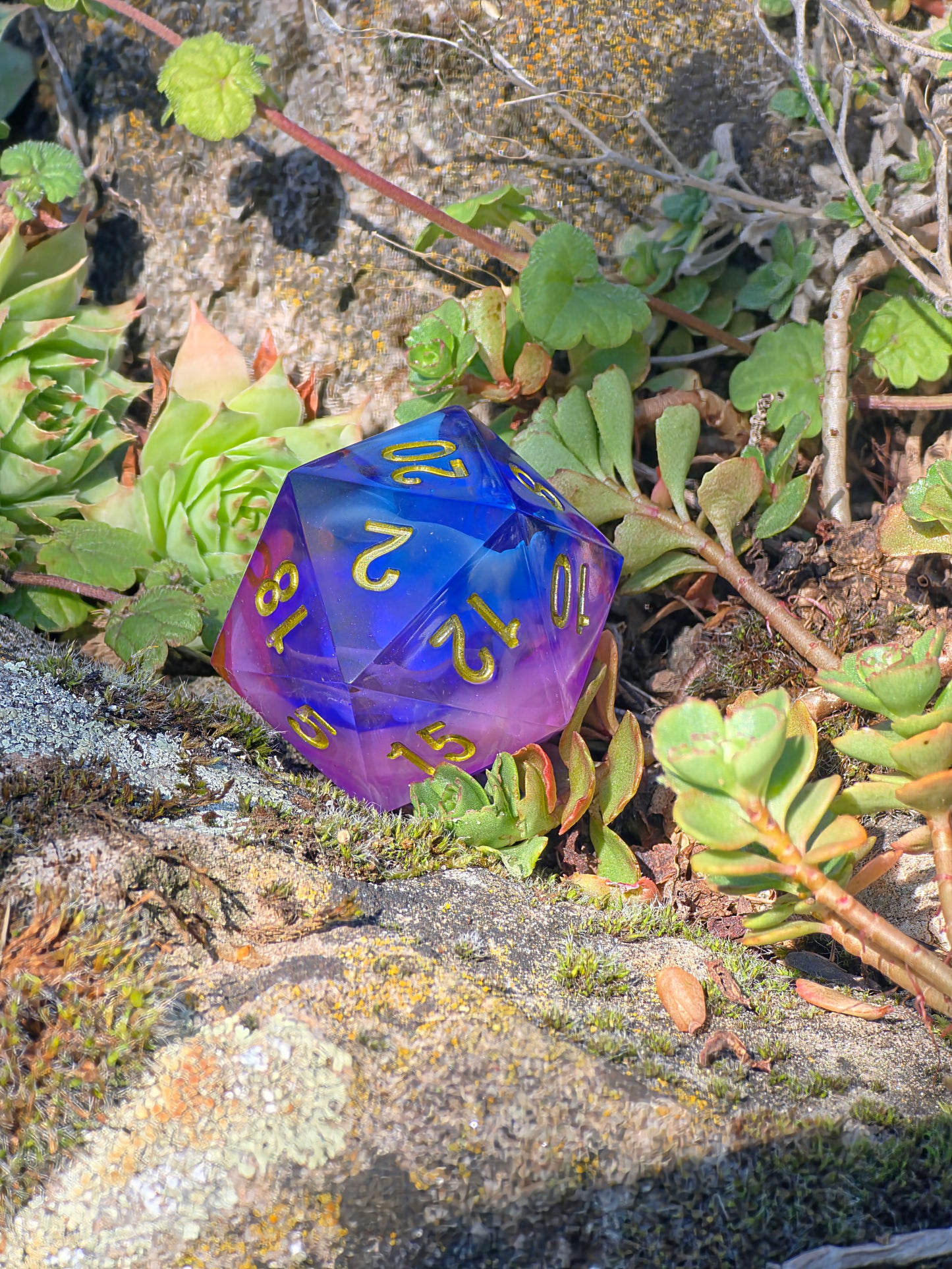 Polyedrischer Nebula Cloud D20 Würfel 35mm – L Format Chonk Dice | Handgemachter RPG Würfel in Blau & Violett, Galaxy Dice,dnd