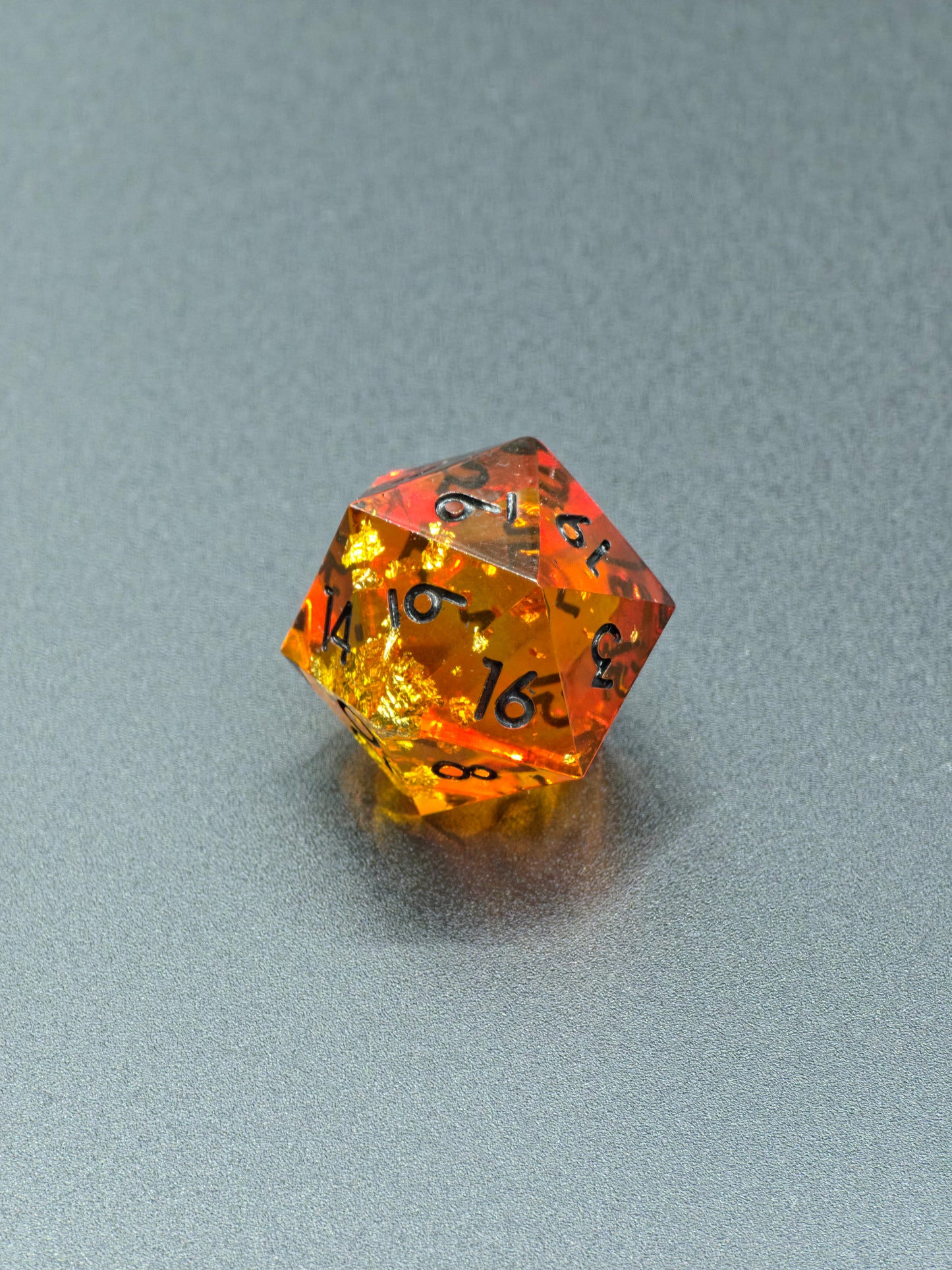 Polyedrischer Einzelner D20 – Amber Bernstein Stil | Handgemachter Resin W20 Würfel in Gold Orange Transparent mit Blattgold | Standardgröße