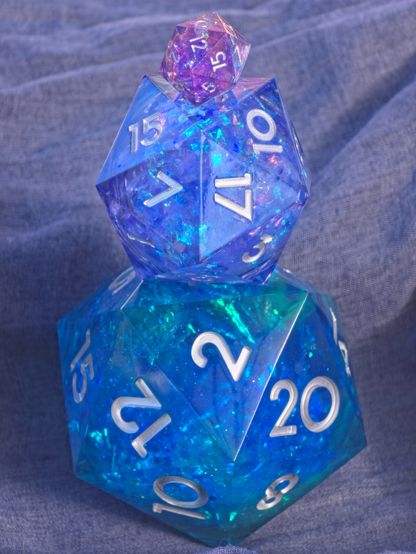 Polyedrischer Jumbo D20 Liquid Core Würfel 90–100 mm – Ocean Blue Türkis Glow Dice | Handgemachter XXL Resin Würfel mit Liquid Core Flüssig