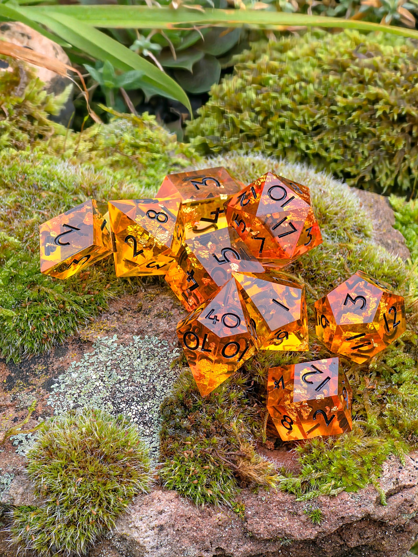 Polyedrisches DnD-Würfelset 9 Stück – Amber Bernstein Dice Set | Handgemachte Resin Würfel in Gold Orange Transparent | Kristall & Raute