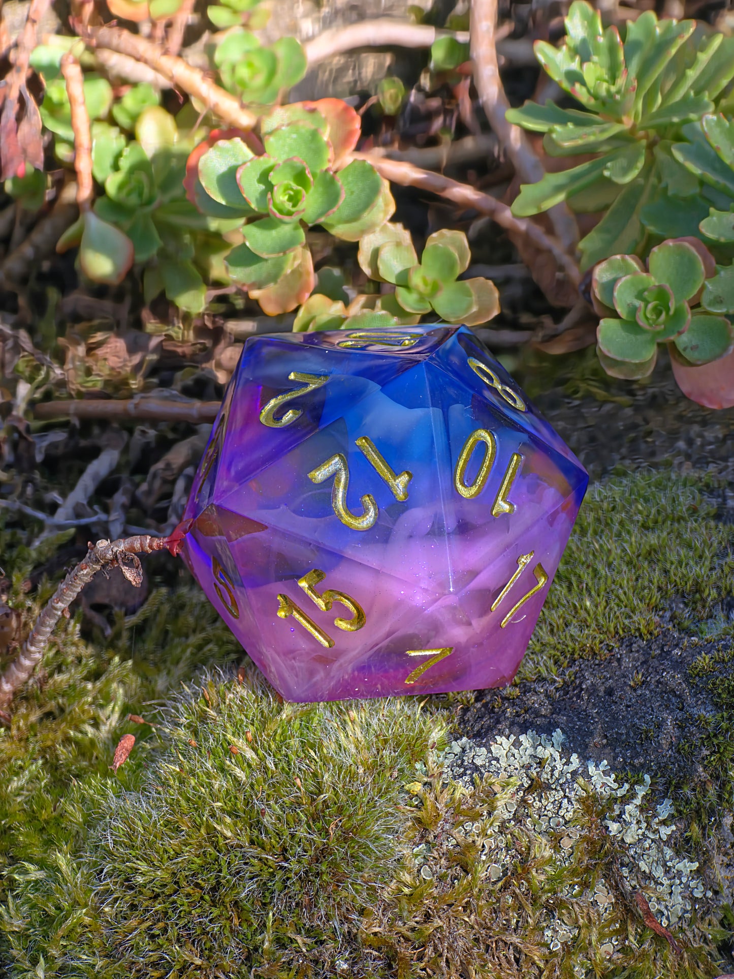 Polyedrischer Nebula Cloud D20 Würfel 35mm – L Format Chonk Dice | Handgemachter RPG Würfel in Blau & Violett, Galaxy Dice,dnd