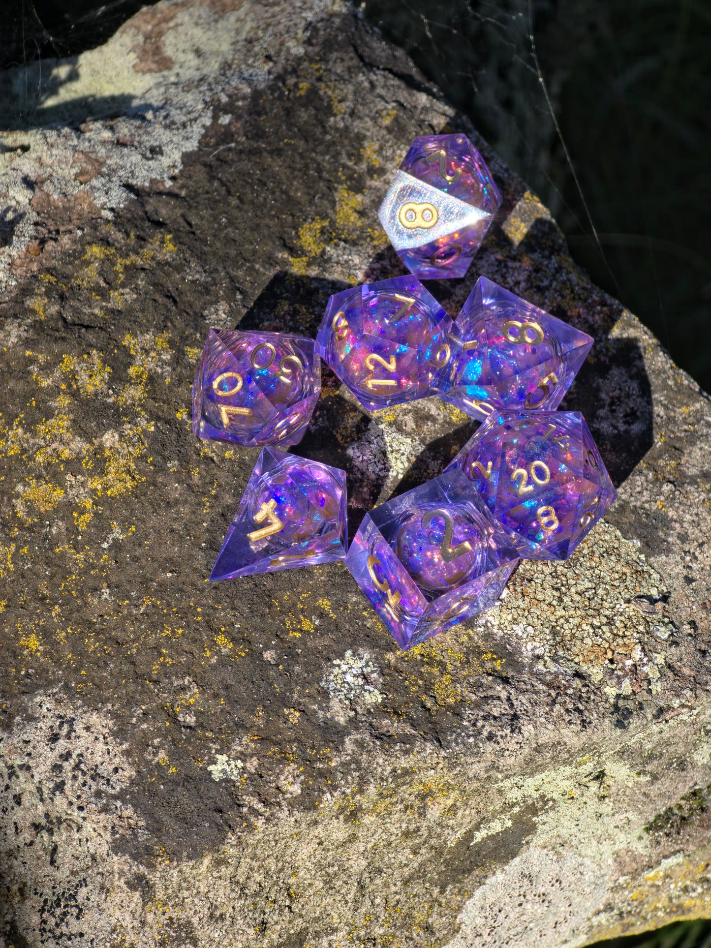 Polyedrischer Aurora Liquid Core DnD Würfelset 7 Stück – Amethyst Glow Dice | Handgemachte Resin Würfel mit Flüssigkern golden Zahlen TTRPG