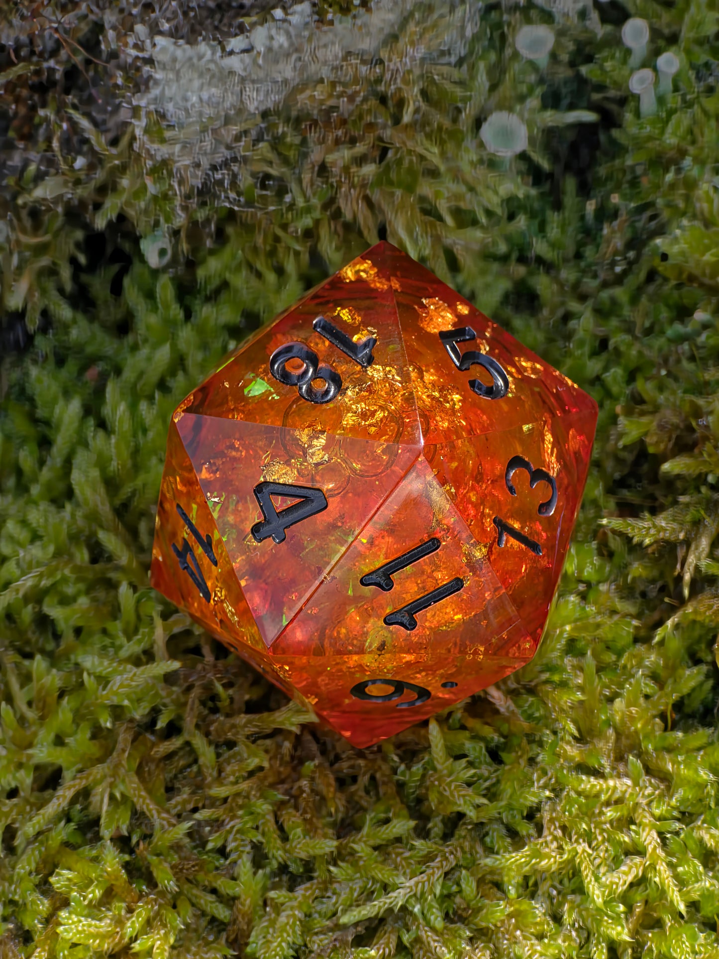Polyedrischer D20 Würfel 35mm – Liquid Core Bernstein Amber Look – Handgemachter Resin Würfel für DnD, TTRPG & Sammler