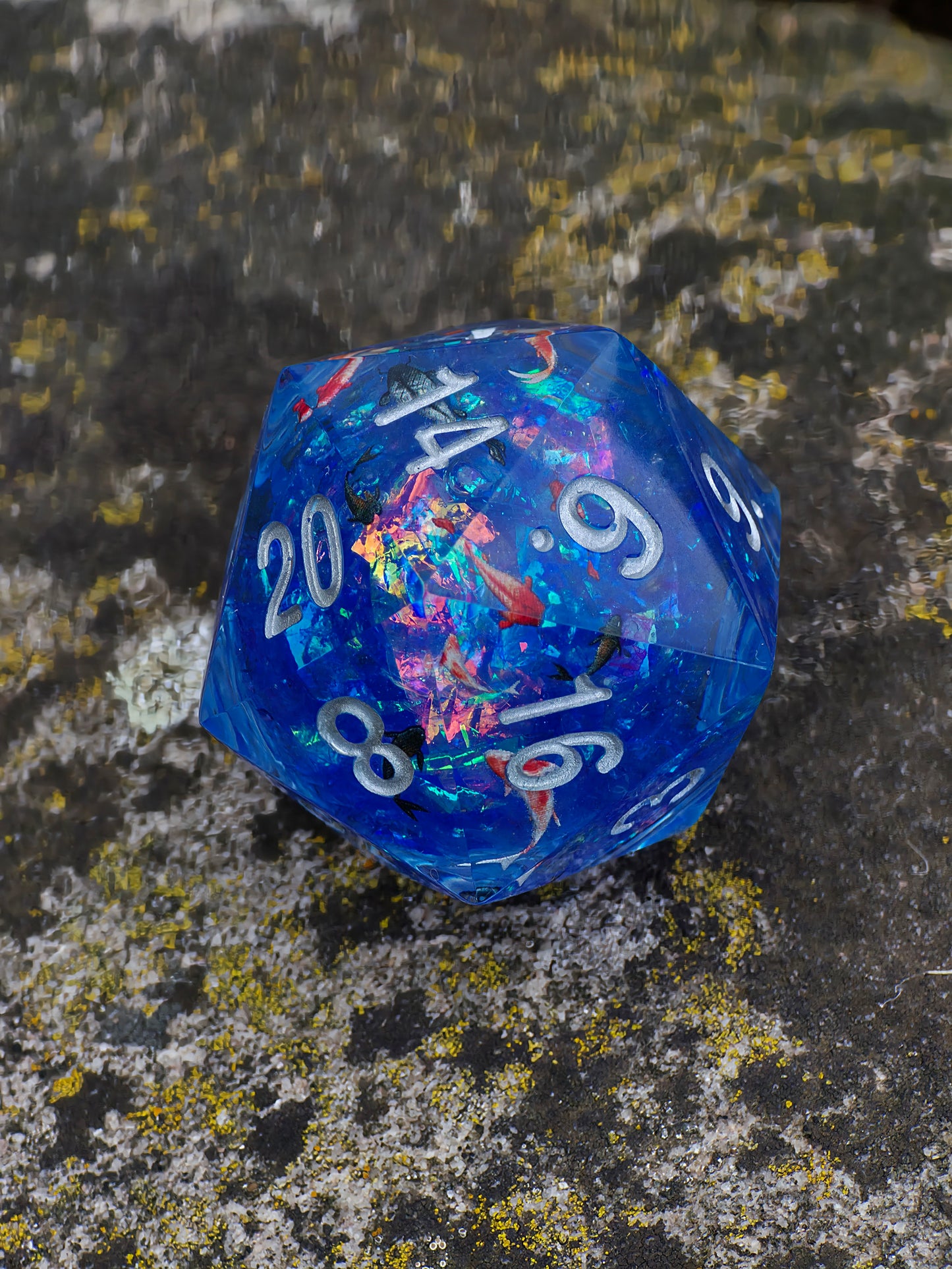 Chonk Polyedrischer D20 Würfel 35mm – Liquid Core mit Koi Fischen im See/Teich – Handgemachter Resin Würfel für DnD, TTRPG & Sammler