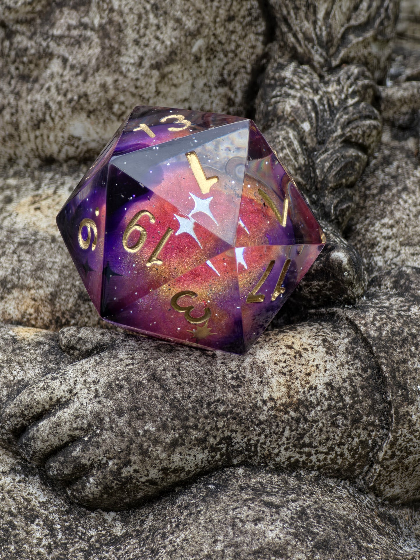 Planet Meteorite Galaxy D20 Würfel 35mm – Handgemachter Polyedrischer Resinwürfel mit goldenen Zahlen & Sternen | DnD Pen and Paper | Einzelwürfel