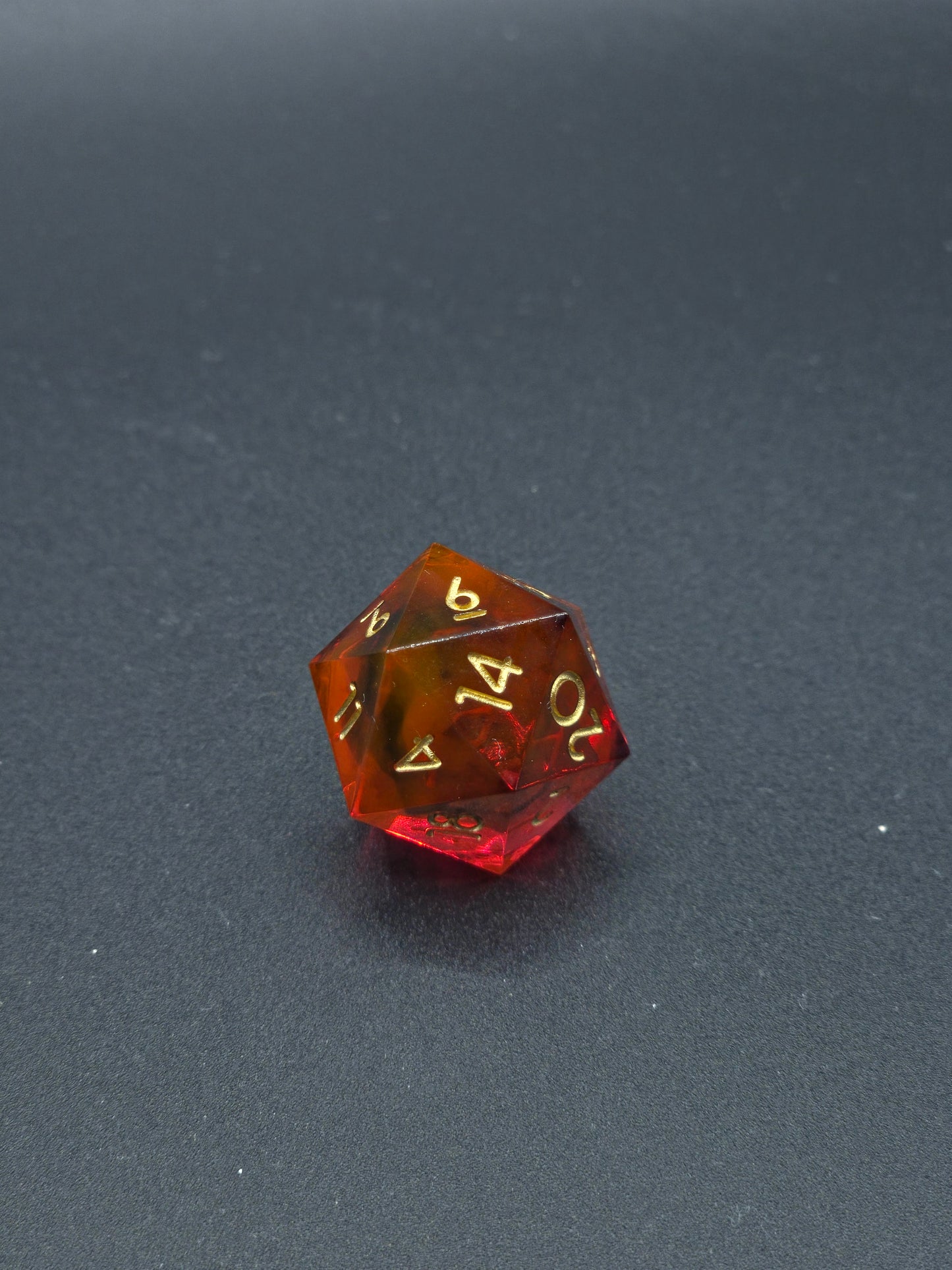 Polyedrischer Einzelner D20 – Fire Amber Cloud Dice | Handgemachter W20 Würfel aus Resin in Rot Gold Transparent mit schwarzem Cloud-Effekt