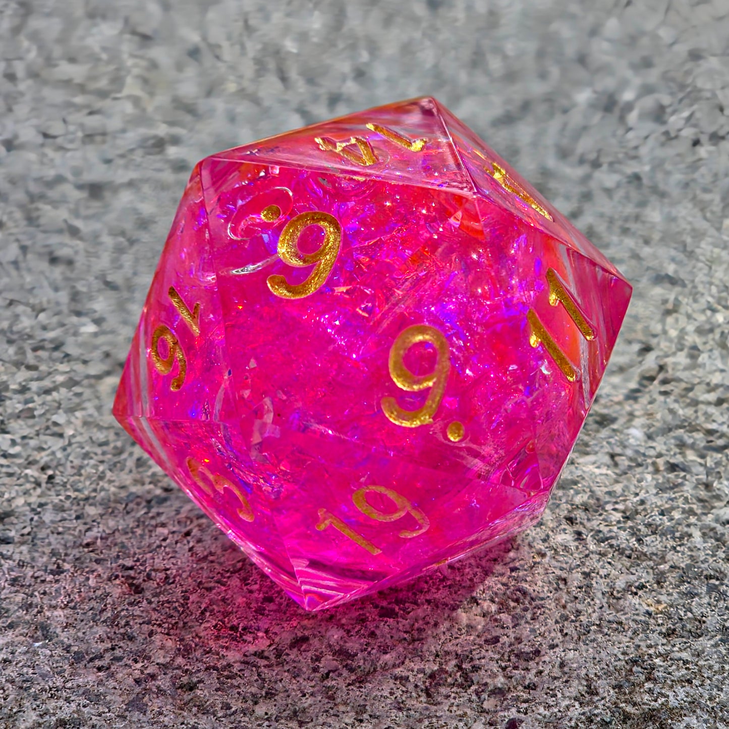 Polyedrischer Liquid Core D20 Würfel 35mm – Pink Gold Chonk Würfel – Handgemachter Resin W20 für DnD, TTRPG Glitzer Diamant