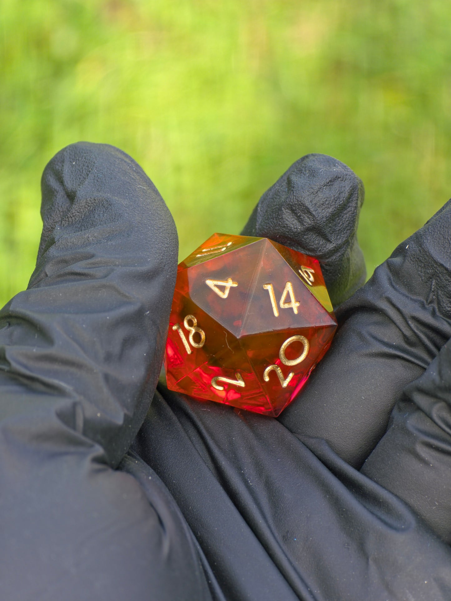 Polyedrischer Einzelner D20 – Fire Amber Cloud Dice | Handgemachter W20 Würfel aus Resin in Rot Gold Transparent mit schwarzem Cloud-Effekt