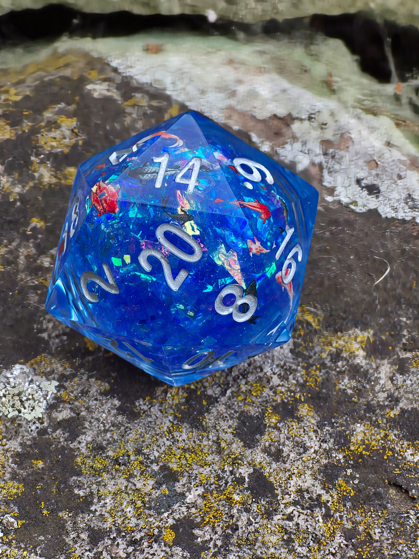 Chonk Polyedrischer D20 Würfel 35mm – Liquid Core mit Koi Fischen im See/Teich – Handgemachter Resin Würfel für DnD, TTRPG & Sammler