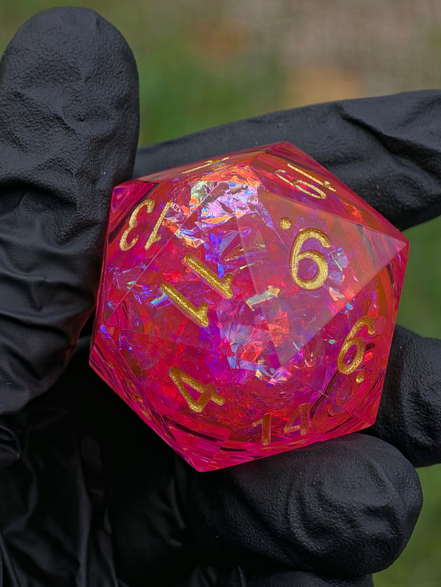 Polyedrischer Liquid Core D20 Würfel 35mm – Pink Gold Chonk Würfel – Handgemachter Resin W20 für DnD, TTRPG Glitzer Diamant