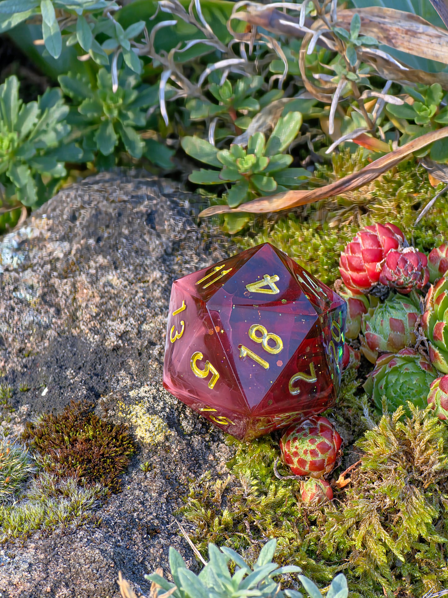 Polyedrischer D20 Chonk Würfel 35mm – Blood Mist Dice | Handmade DnD Würfel | Rot Weißer Nebel Gold – Gothic Fantasy Dice