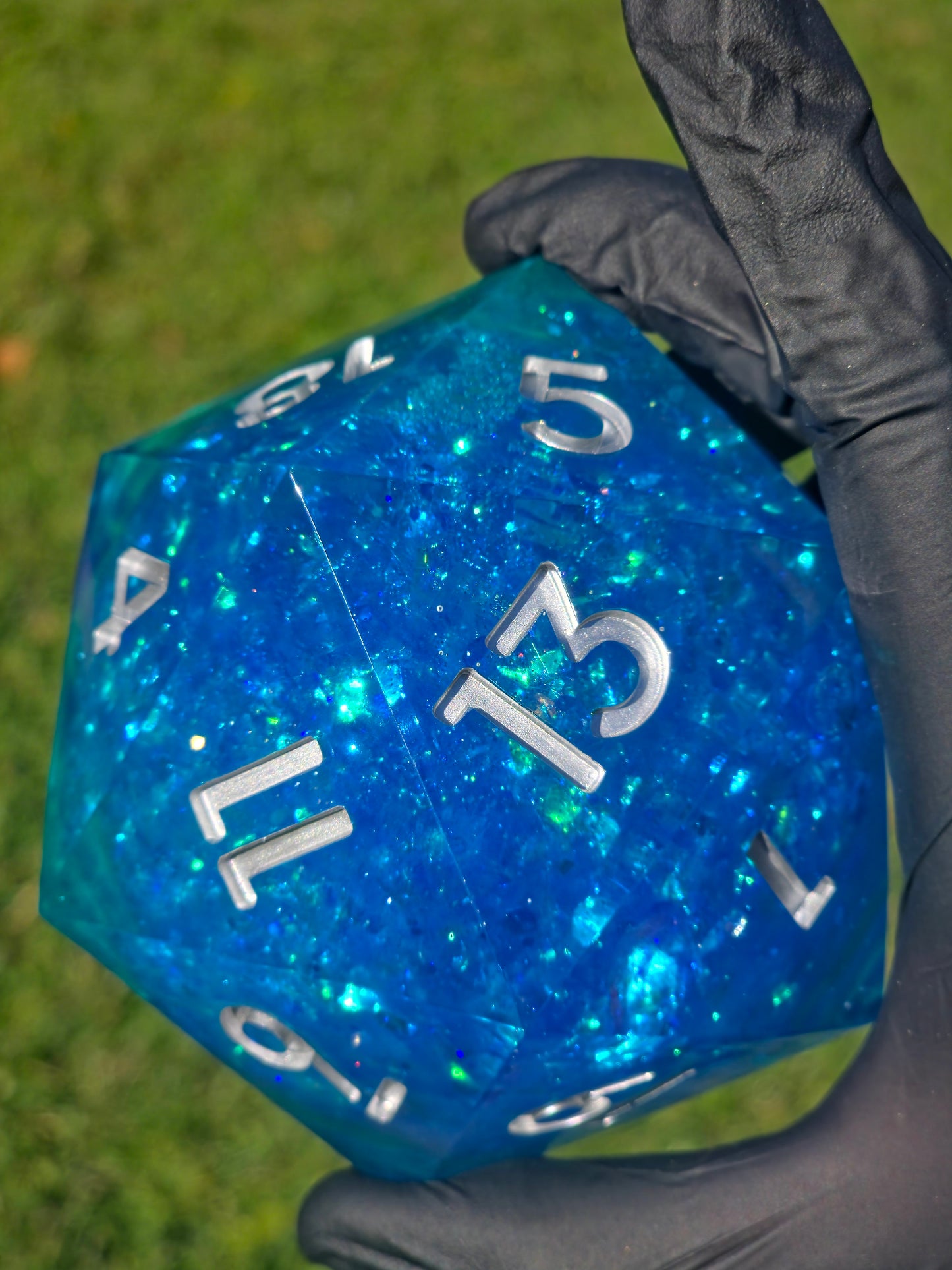 Polyedrischer Jumbo D20 Liquid Core Würfel 90–100 mm – Ocean Blue Türkis Glow Dice | Handgemachter XXL Resin Würfel mit Liquid Core Flüssig