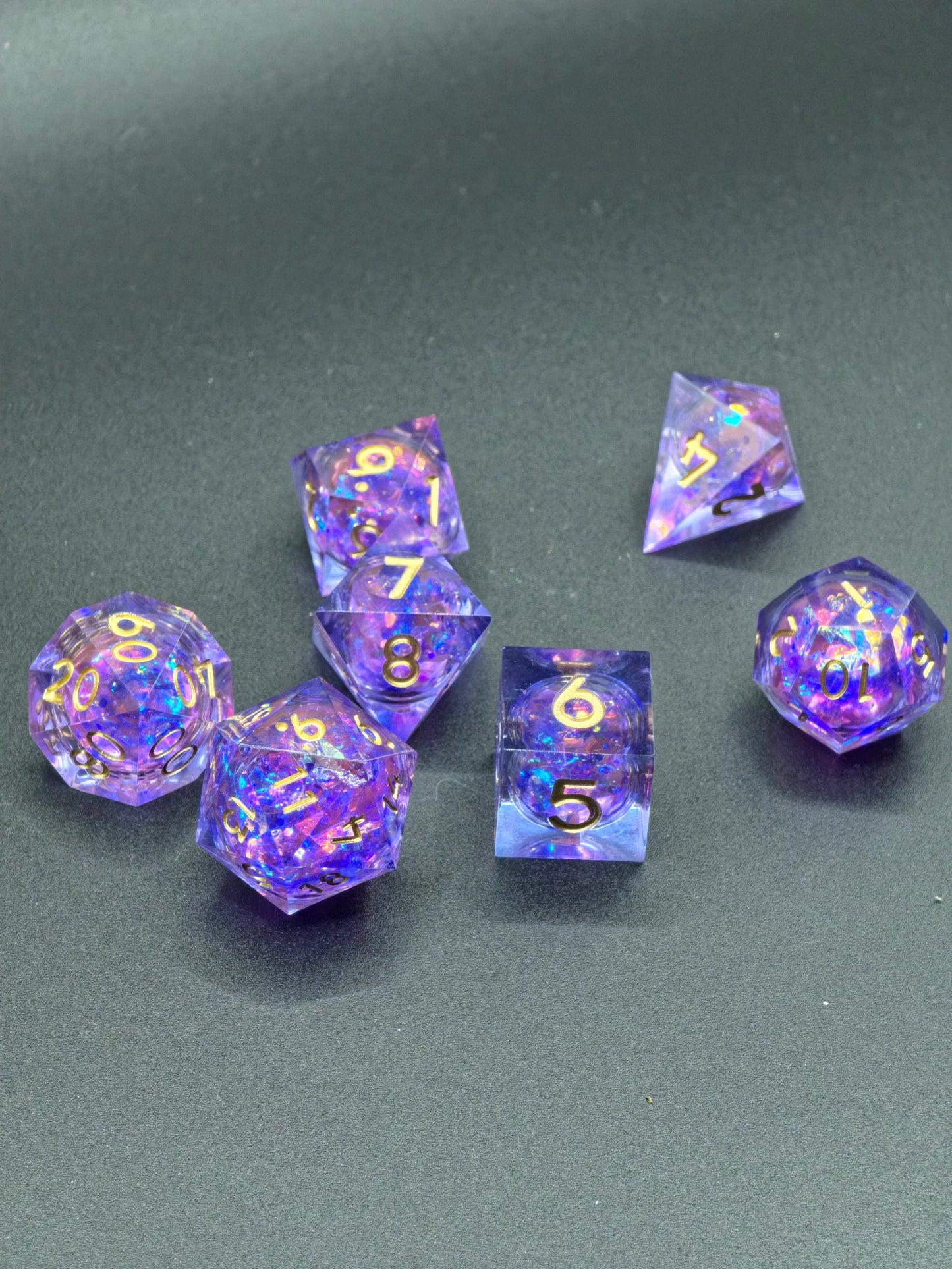 Polyedrischer Aurora Liquid Core DnD Würfelset 7 Stück – Amethyst Glow Dice | Handgemachte Resin Würfel mit Flüssigkern golden Zahlen TTRPG
