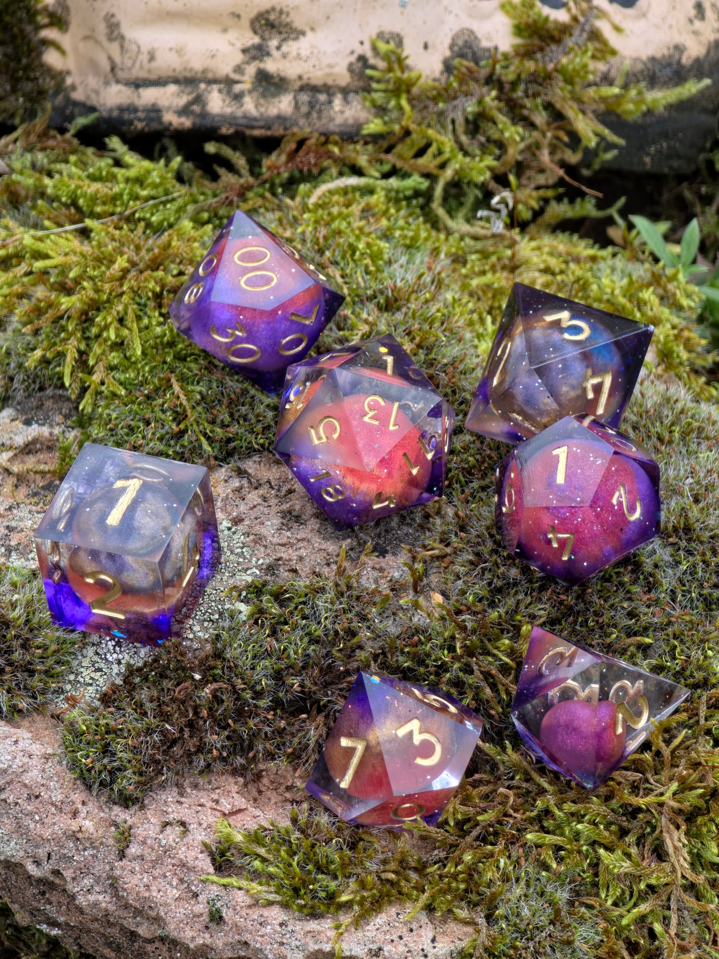 Polyedrischer Planeten Kosmos DnD Würfelset 7 Stück – Handgemachte Resin Dice mit Universum-Effekt & goldenen Zahlen | Galaxy Fantasy Würfel