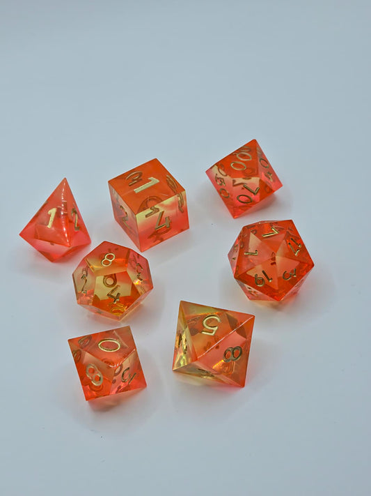 Polyedrischer DnD Würfelset 7 Stück – Sunflare Dice | Handgemachte Resin Würfel in Orange Gelb Transparent mit Goldzahlen | TTRPG DnD Pathfinder