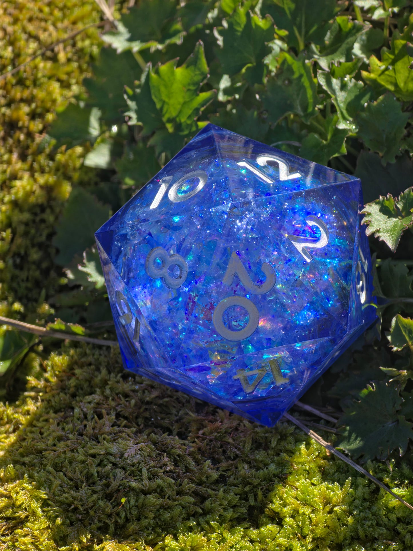 Polyedrischer Liquid Core D20 XL – Blue Opal Glow Dice | Handgemachter Resin Würfel mit Flüssigkern & Opaleffekt | Sammlerstück DnD Einzelw