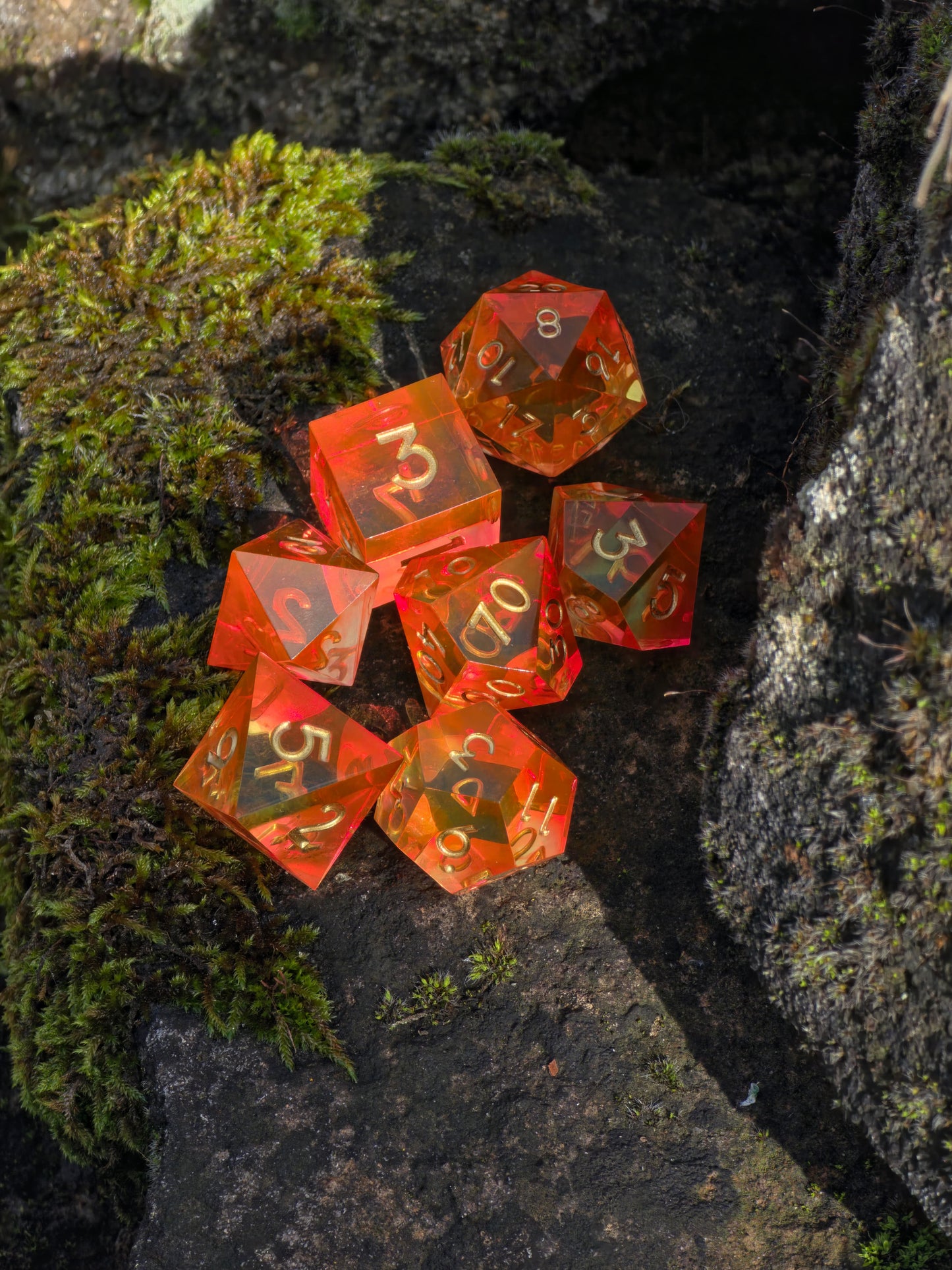 Polyedrischer DnD Würfelset 7 Stück – Sunflare Dice | Handgemachte Resin Würfel in Orange Gelb Transparent mit Goldzahlen | TTRPG DnD Pathfinder