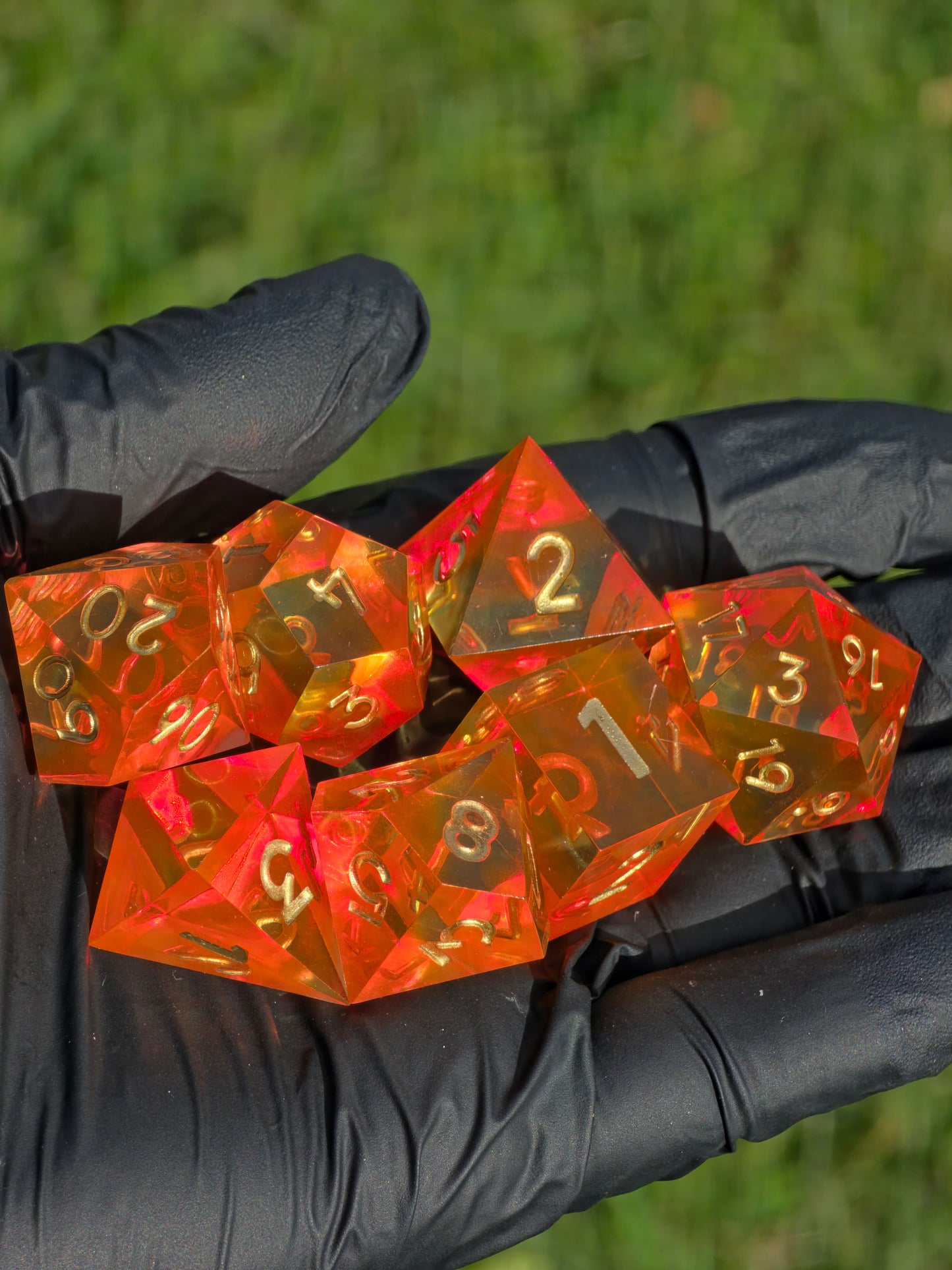Polyedrischer DnD Würfelset 7 Stück – Sunflare Dice | Handgemachte Resin Würfel in Orange Gelb Transparent mit Goldzahlen | TTRPG DnD Pathfinder