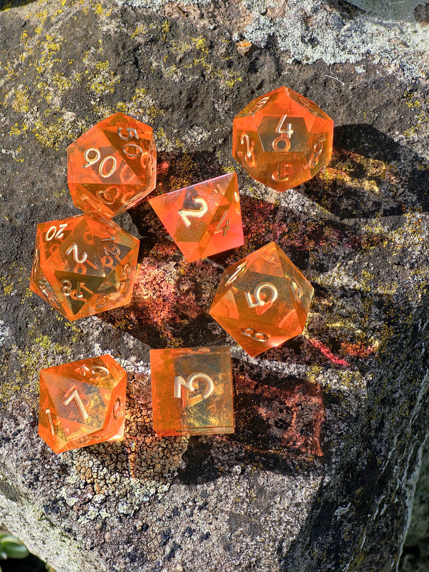 Polyedrischer DnD Würfelset 7 Stück – Sunflare Dice | Handgemachte Resin Würfel in Orange Gelb Transparent mit Goldzahlen | TTRPG DnD Pathfinder