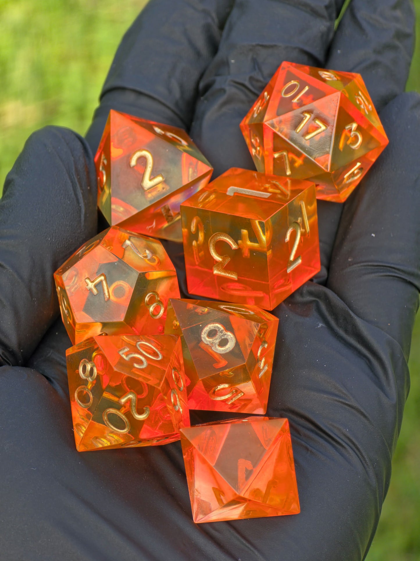 Polyedrischer DnD Würfelset 7 Stück – Sunflare Dice | Handgemachte Resin Würfel in Orange Gelb Transparent mit Goldzahlen | TTRPG DnD Pathfinder