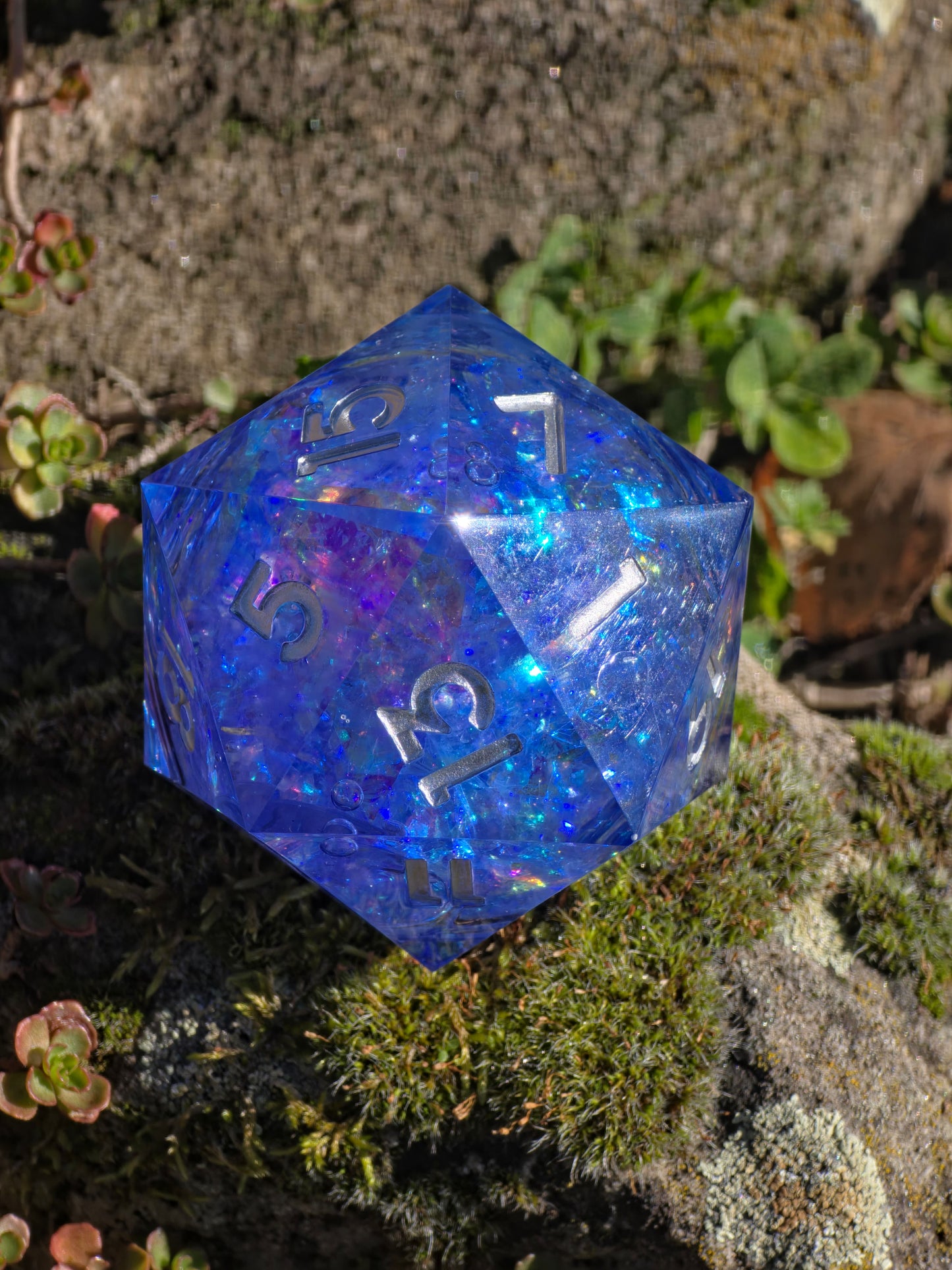 Polyedrischer Liquid Core D20 XL – Blue Opal Glow Dice | Handgemachter Resin Würfel mit Flüssigkern & Opaleffekt | Sammlerstück DnD Einzelw