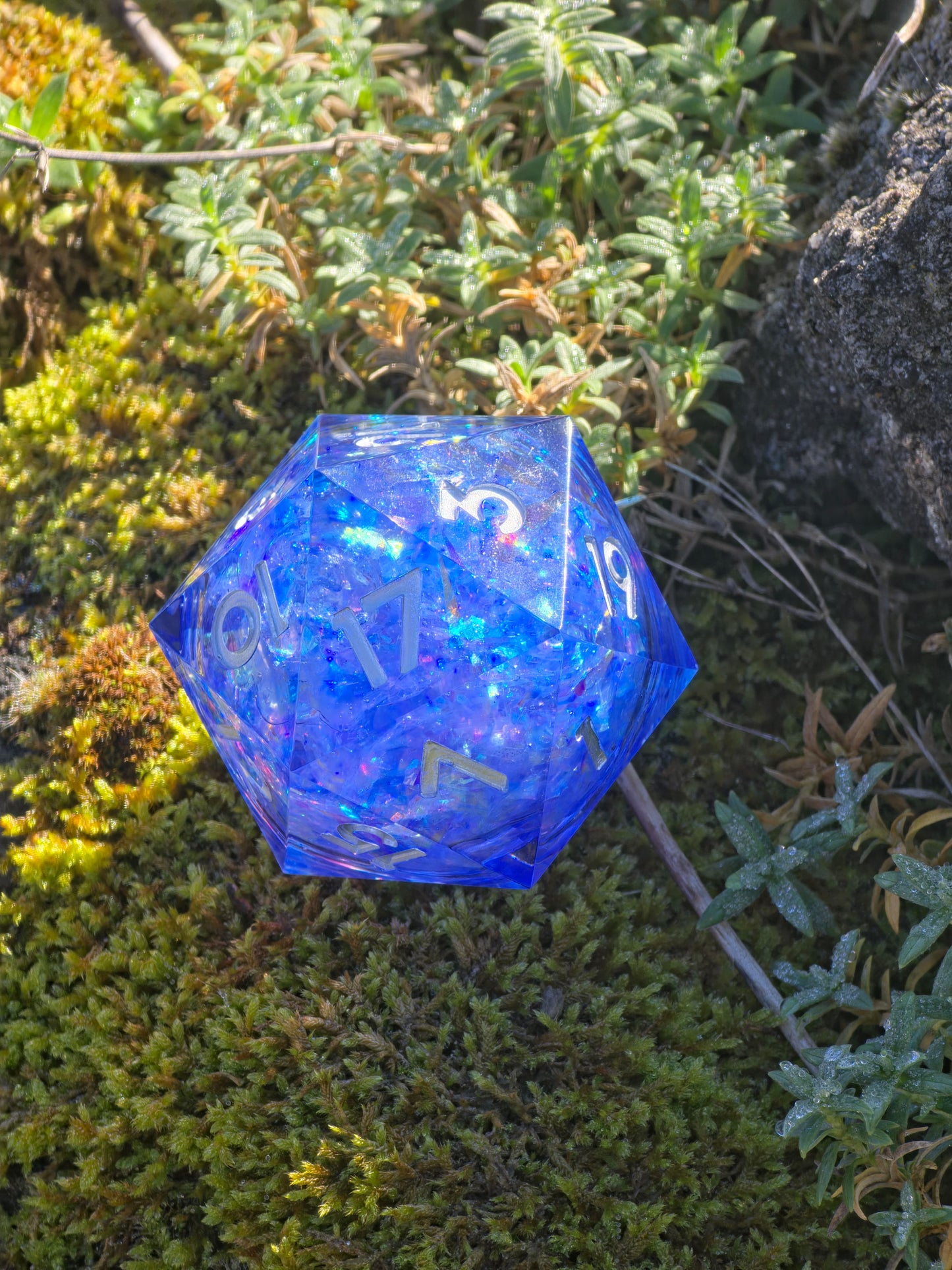 Polyedrischer Liquid Core D20 XL – Blue Opal Glow Dice | Handgemachter Resin Würfel mit Flüssigkern & Opaleffekt | Sammlerstück DnD Einzelw