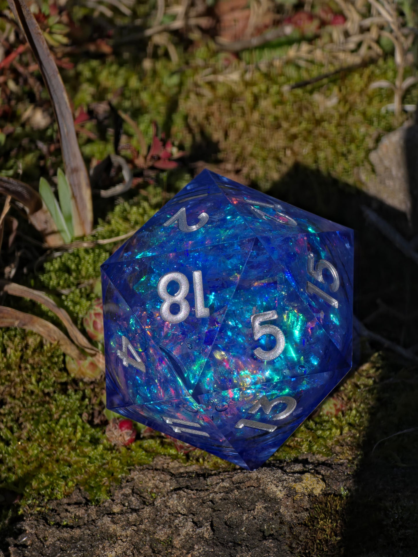 Polyedrischer Liquid Core D20 XL – Blue Opal Glow Dice | Handgemachter Resin Würfel mit Flüssigkern & Opaleffekt | Sammlerstück DnD Einzelw