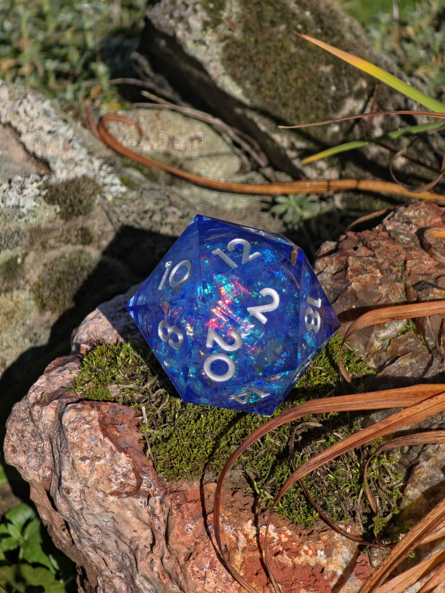 Polyedrischer Liquid Core D20 XL – Blue Opal Glow Dice | Handgemachter Resin Würfel mit Flüssigkern & Opaleffekt | Sammlerstück DnD Einzelw