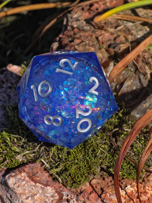 Polyedrischer Liquid Core D20 XL – Blue Opal Glow Dice | Handgemachter Resin Würfel mit Flüssigkern & Opaleffekt | Sammlerstück DnD Einzelw