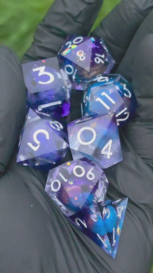 Polyedrischer Planeten Kosmos DnD Würfelset 7 Stück – Galaxy Blue Universe Dice | Handgemachte Resin Würfel mit Planeten Pen&Paper TTRPG