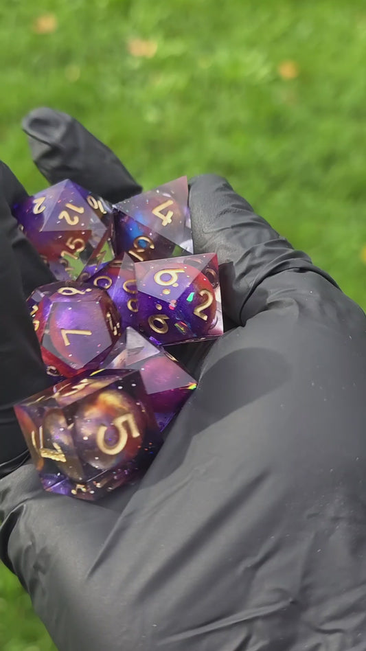 Polyedrischer Planeten Kosmos DnD Würfelset 7 Stück – Handgemachte Resin Dice mit Universum-Effekt & goldenen Zahlen | Galaxy Fantasy Würfel