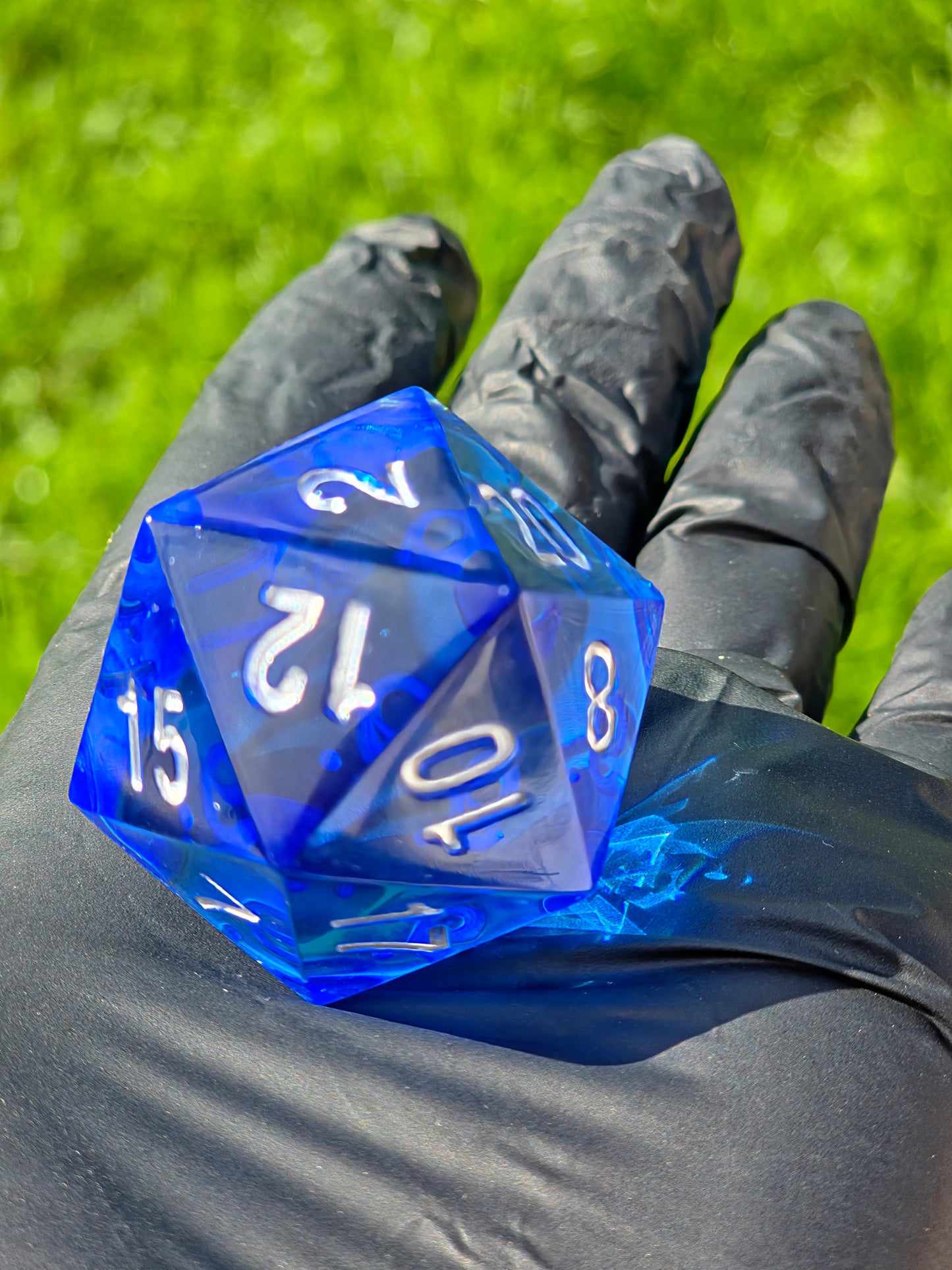 Großer Polyedrischer D20 Würfel 35 mm – Ocean Blue Crystal Dice | Handgemachter Resin Würfel in Tiefblau mit Silberzahlen | TTRPG DnD